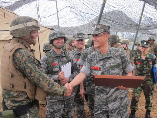 ROK, U.S. Marine Regimental Commanders exchange gifts