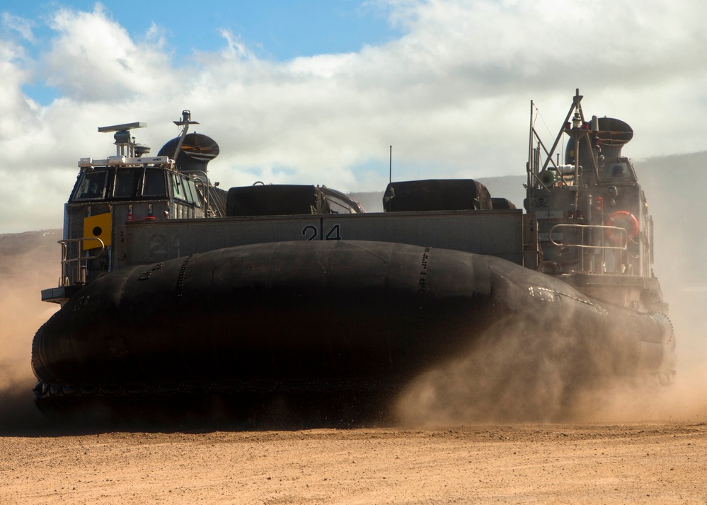 Forces offload equipment at Hawaii’s Big Island during RIMPAC 2012