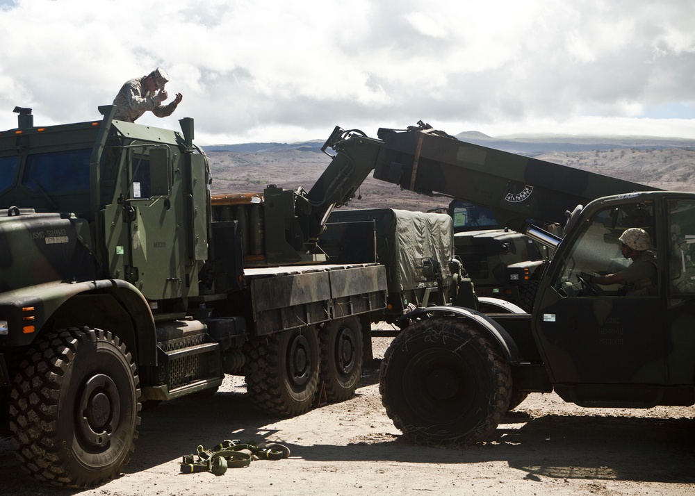 Forces offload equipment at Hawaii’s Big Island during RIMPAC 2012