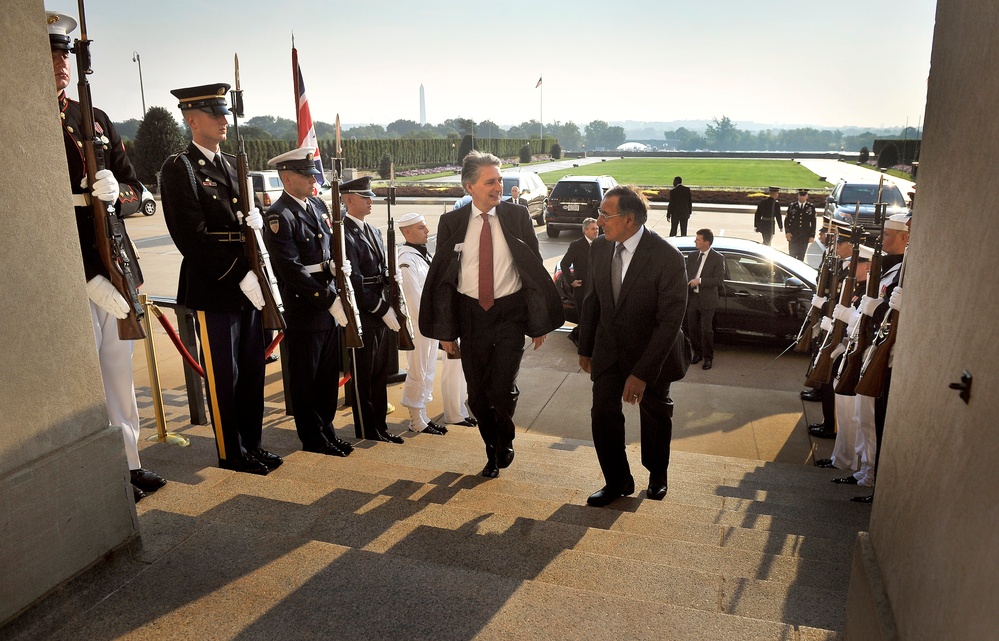 British Defense Secretary visits Pentagon