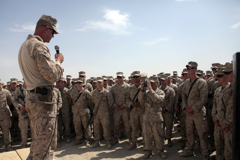 DVIDS - Images - RCT 6 Commander congratulates 1/8 Marines at the end ...