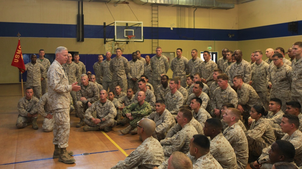 DVIDS - News - Commandant and Sergeant Major of the Marine Corps visit ...