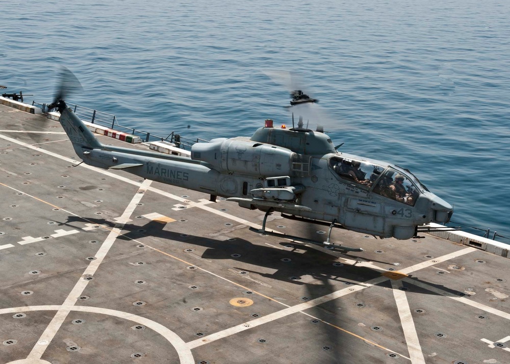 AH-1W Cobra lands aboard USS New York