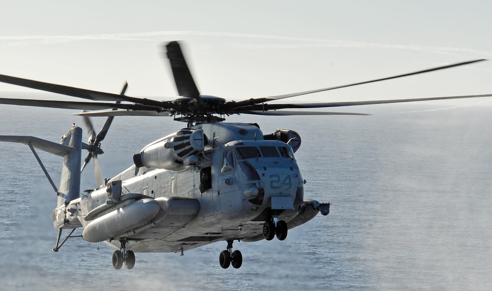 CH-53E Super Sea Stallion lands aboard USS Rushmore