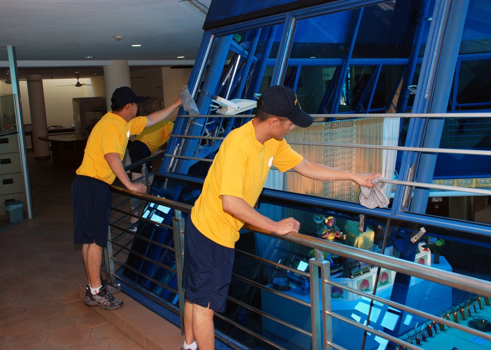 USS Vandegrift sailors in Singapore