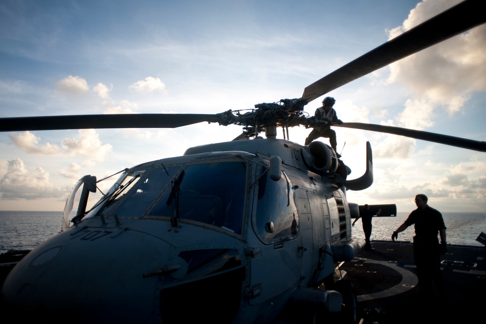 USS Cowpens in Hong Kong