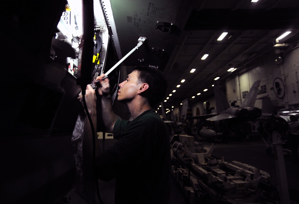 USS Abraham Lincoln sailor performs maintenance