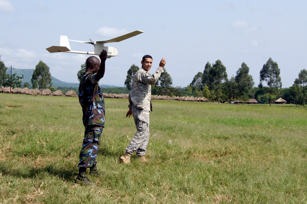 US and Ugandan soldiers exchange best practices, mentor soldiers