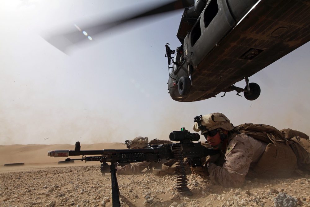 US Marines, Army link up for vertical assault training in Kuwait