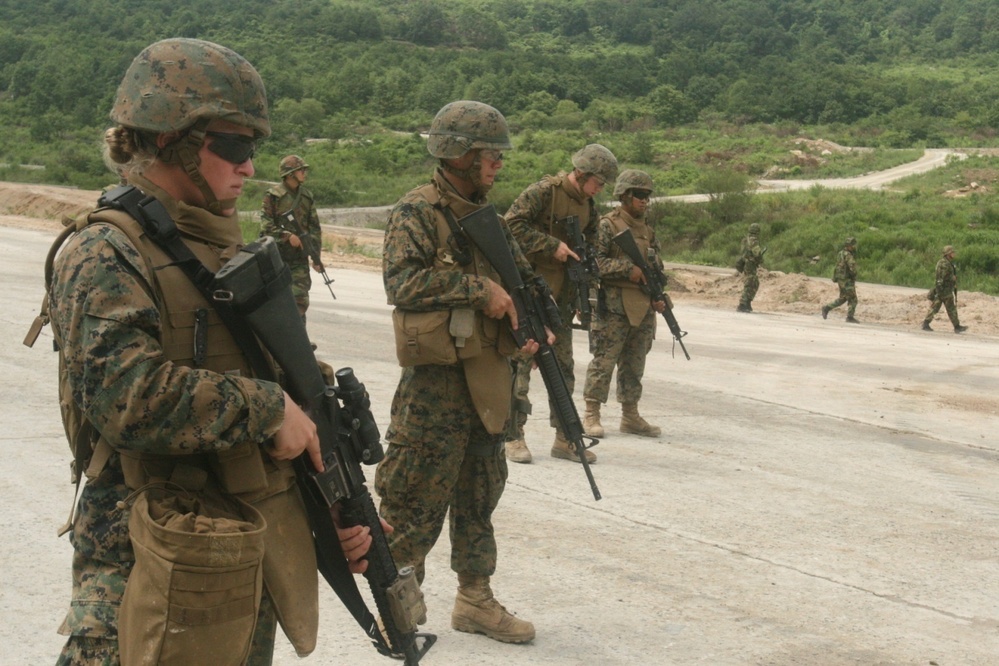 ROK, U.S. Marines exercise fire and maneuver