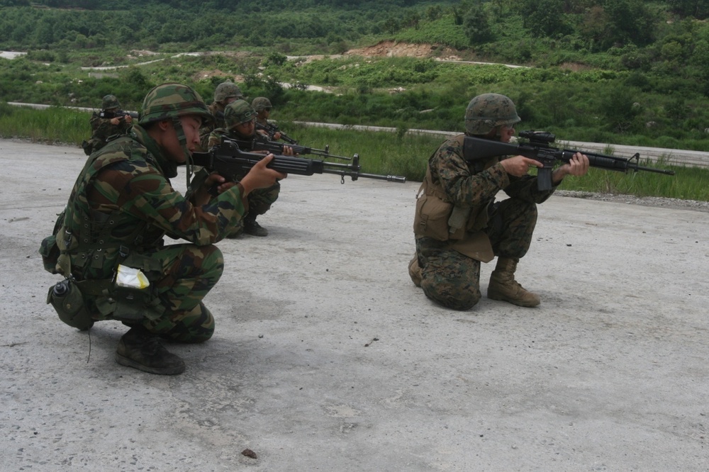 ROK, U.S. Marines exercise fire and maneuver