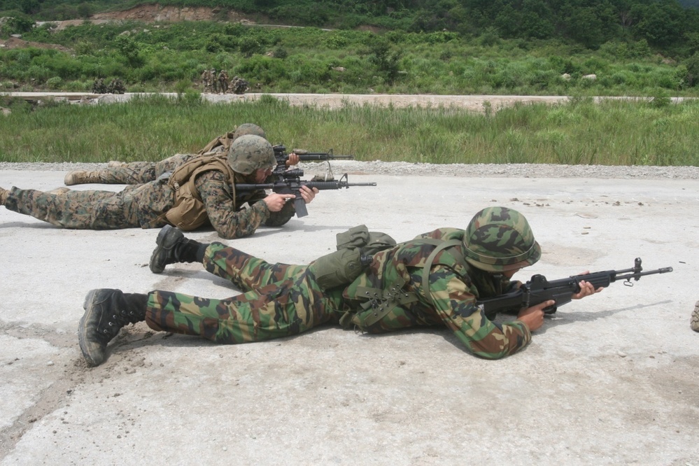 ROK, U.S. Marines exercise fire and maneuver