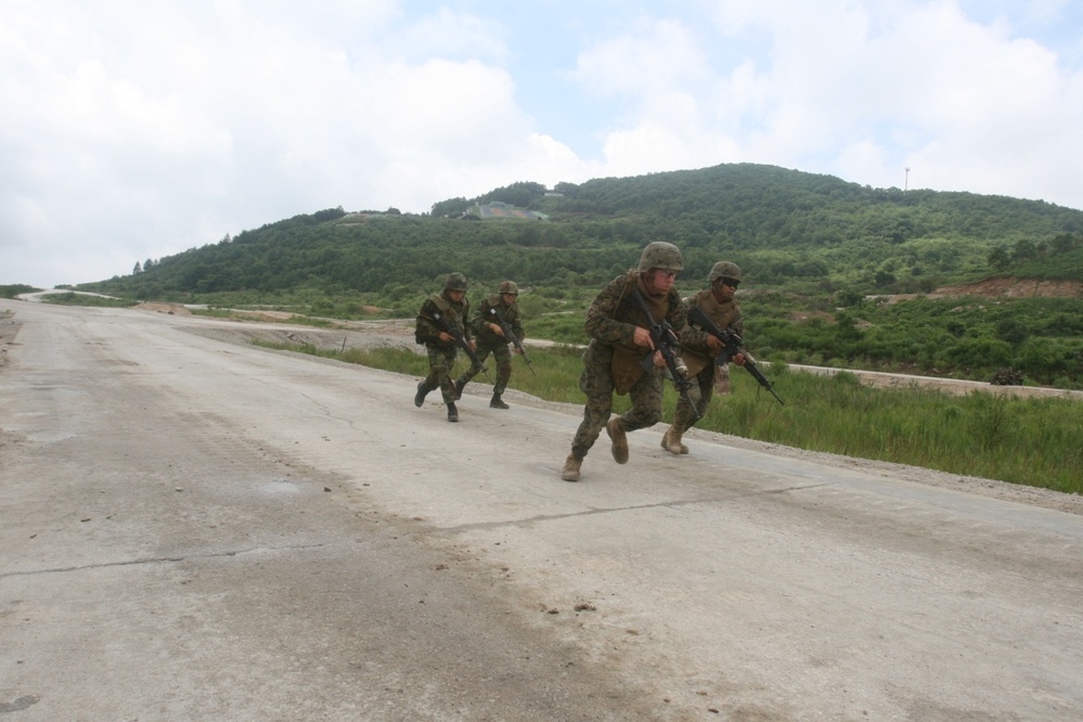 ROK, U.S. Marines exercise fire and maneuver
