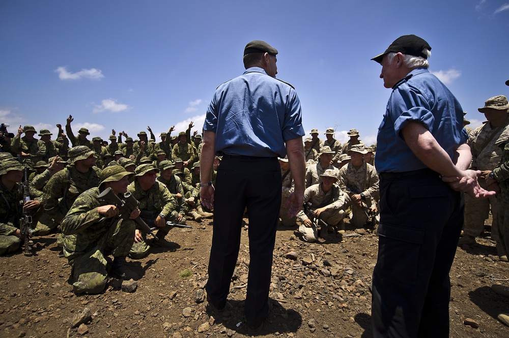 Canadian Chief of Defense Staff speaks with Marines during RIMPAC 2012