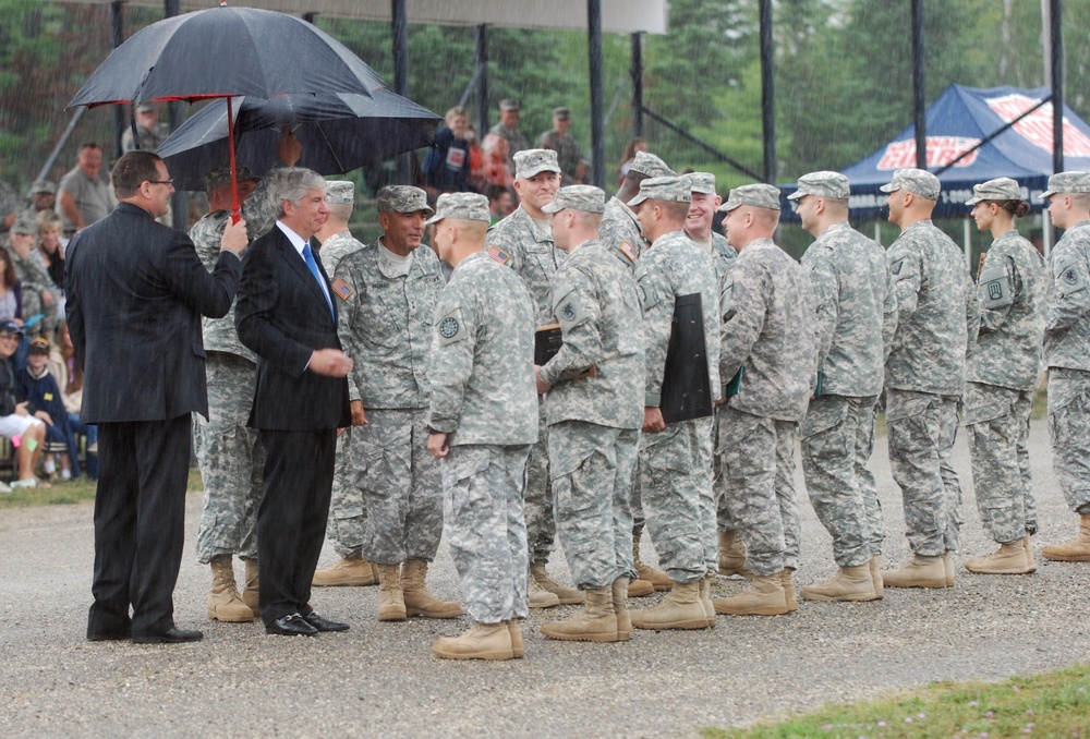 Governor awards soldiers