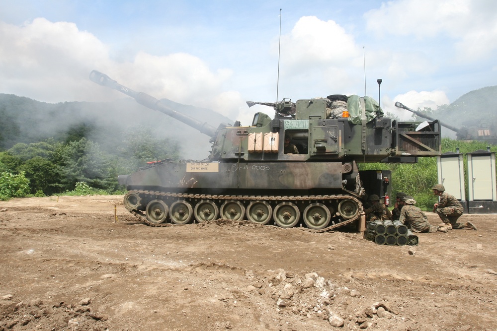 Marines learn how Army artillery operates