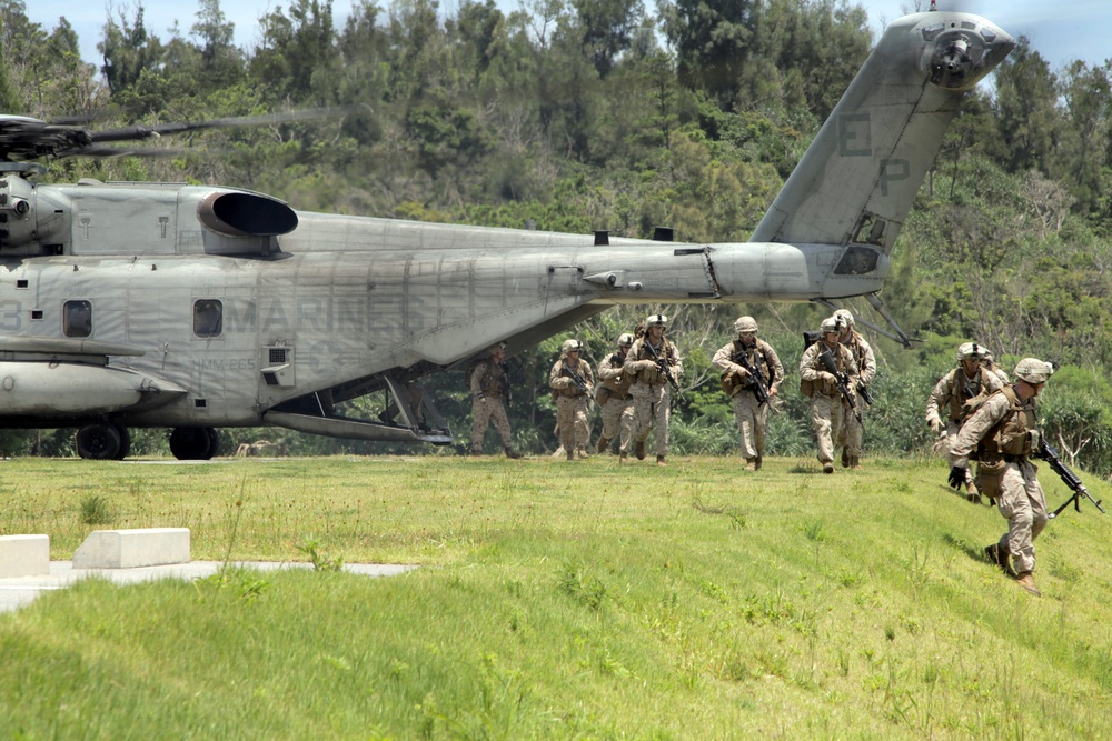 31st MEU Marines train to rescue downed pilot in enemy territory
