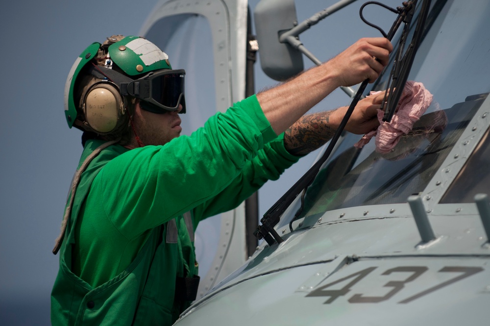 USS Jason Dunham sailors at work