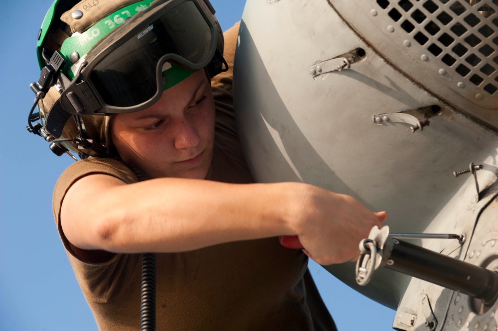 USS Jason Dunham sailors at work