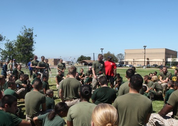 Marines mentor Young Marines during Single Marine Program event