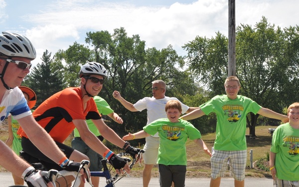 TEAM H2O greets RAGBRAI riders