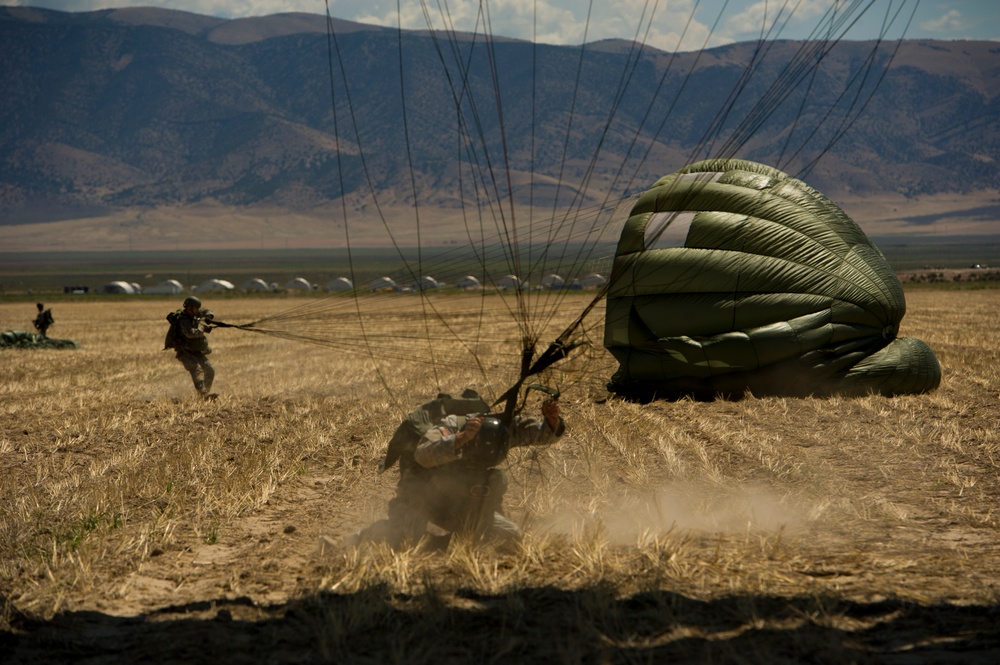 197th Special Troops Company (Airborne) training