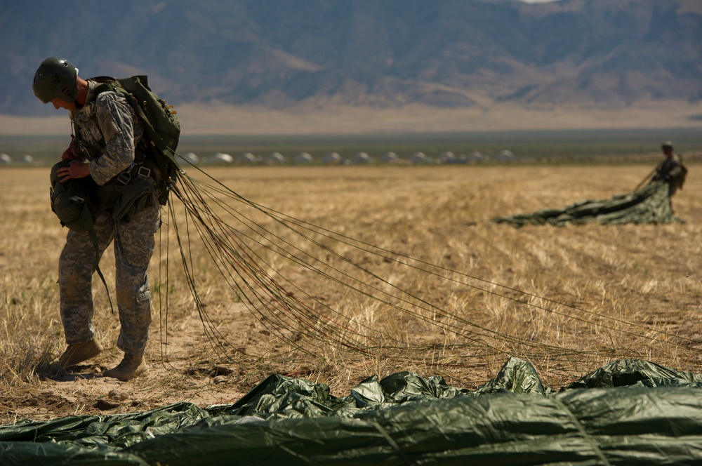 197th Special Troops Company (Airborne) training