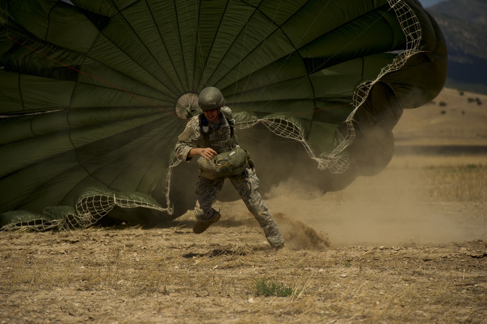 197th Special Troops Company (Airborne) training