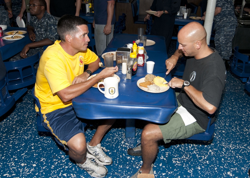 USS Underwood sailors eat breakfast