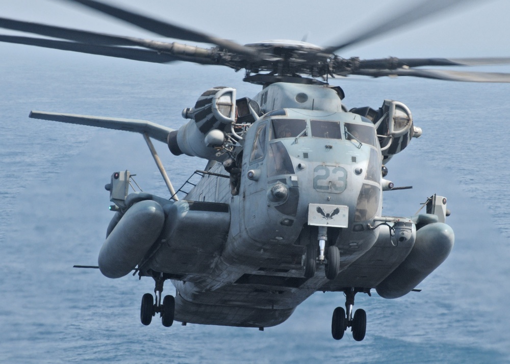 CH-53E Super Stallion lands aboard USS New York