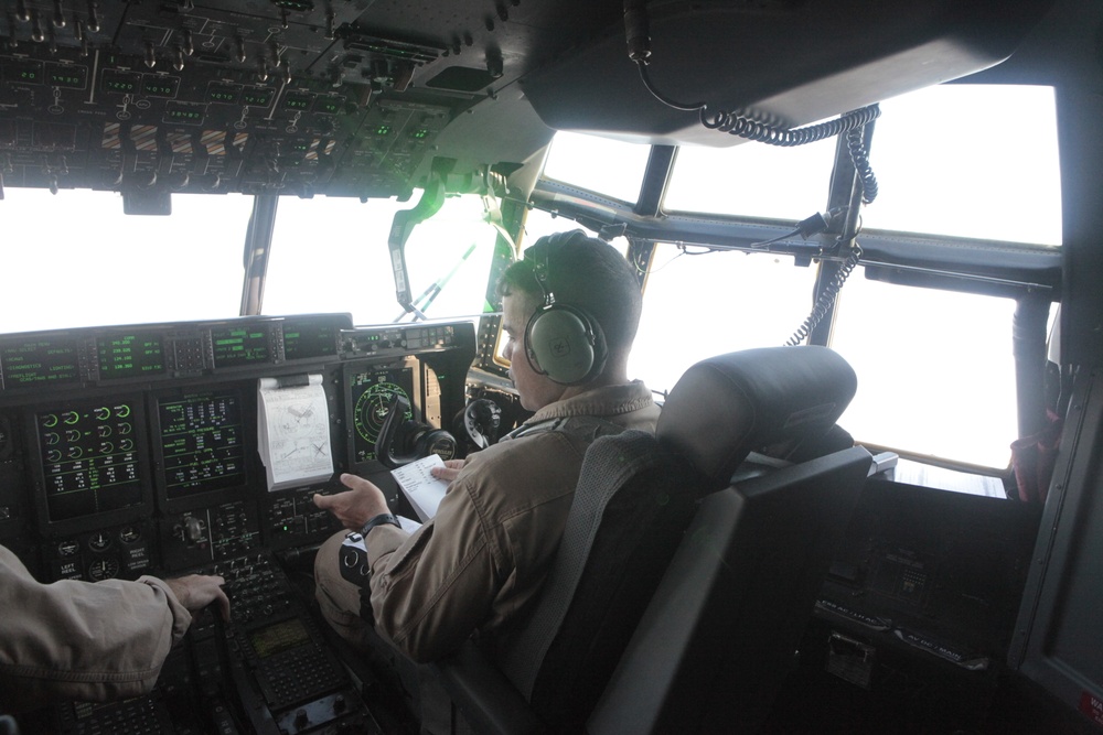 VMGR-252 Marines aerially refuels HMH-366 hilo