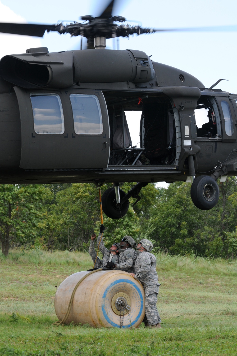 Support soldiers partner with National Guard for sling load training