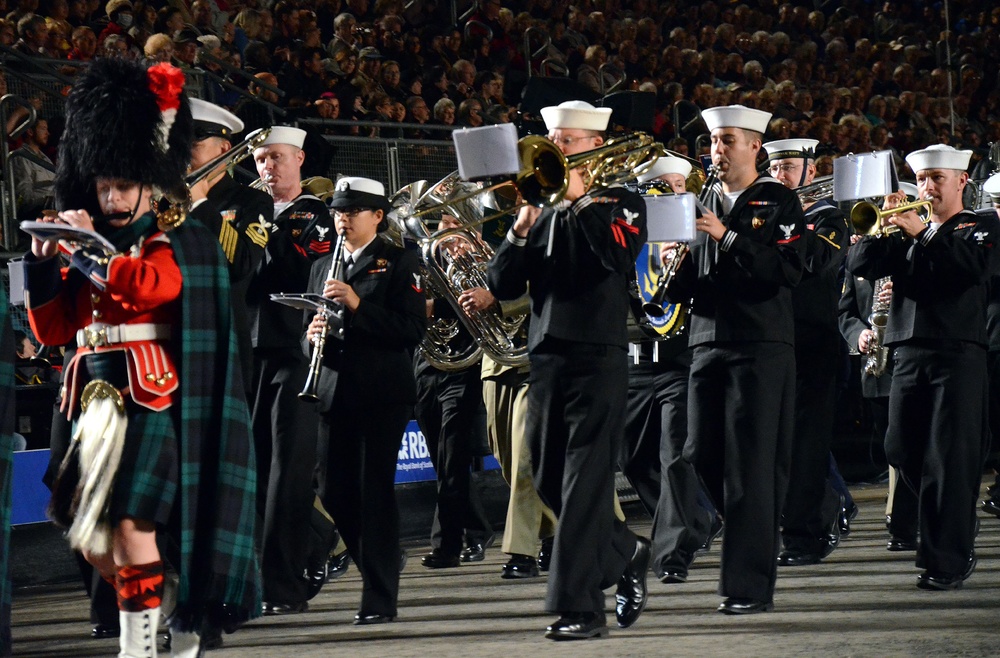 NAVEUR Sailors Play in Opening Night of Edinburgh Tattoo