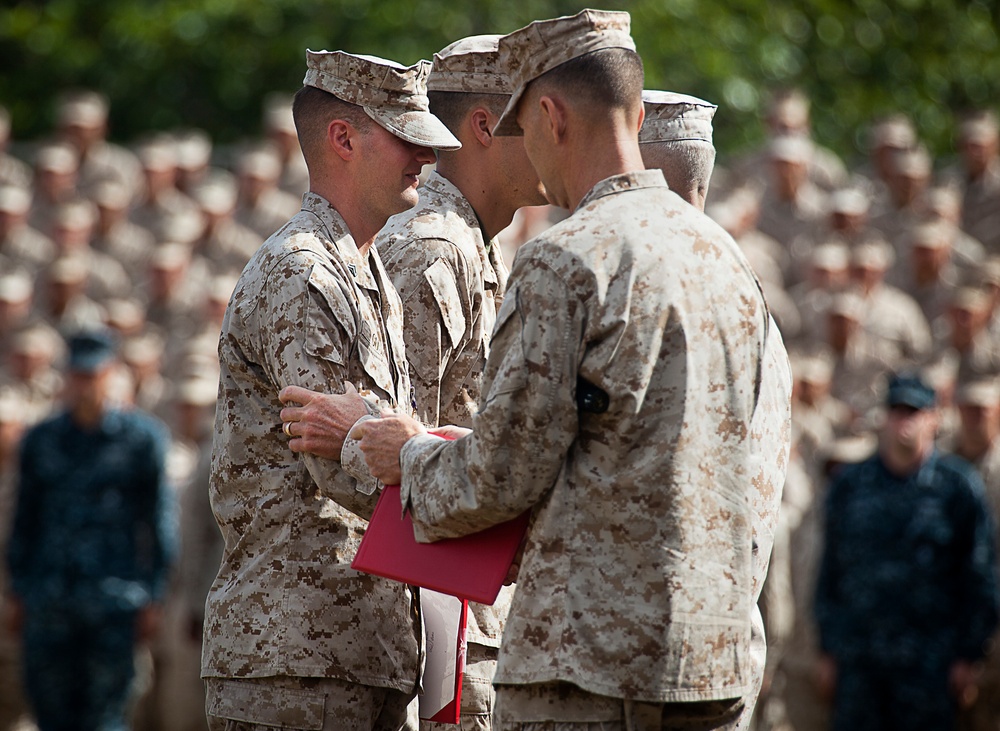 Top Marine presents wounded Hawaii infantrymen Purple Heart Medals