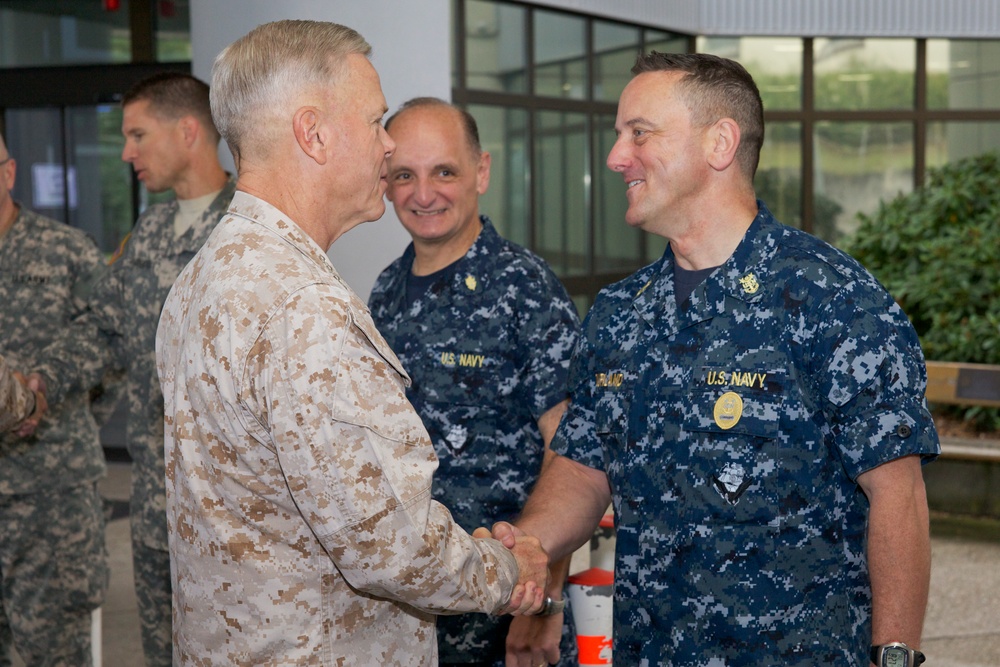 Gen. James F. Amos visits Landstuhl Regional Medical Center