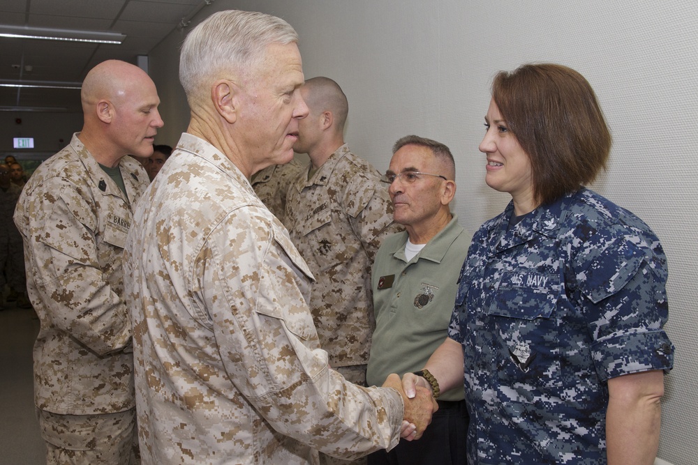 Gen. James F. Amos visits Landstuhl Regional Medical Center