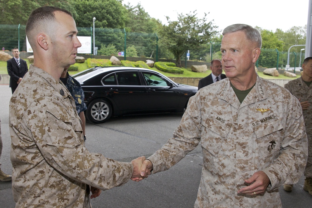 Gen. James F. Amos visits Landstuhl Regional Medical Center