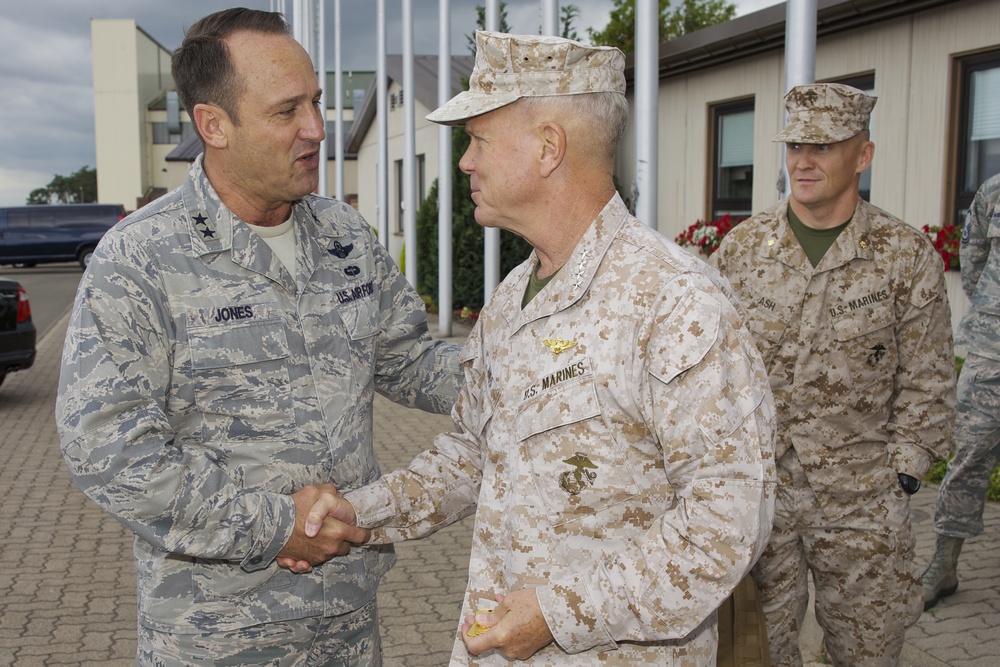 Gen. James F. Amos visits Landstuhl Regional Medical Center