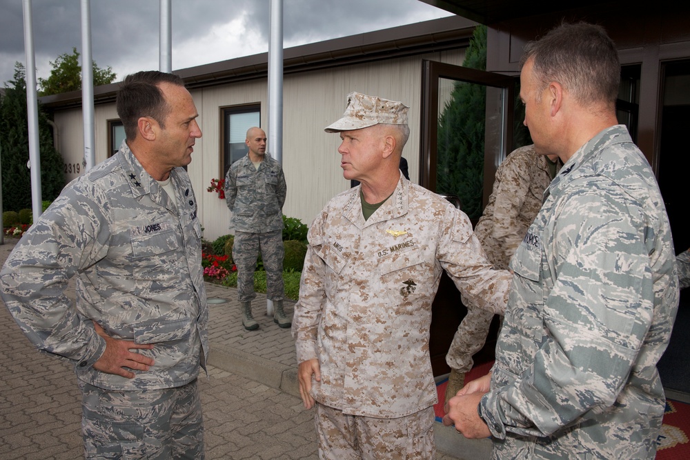 Gen. James F. Amos visits Landstuhl Regional Medical Center