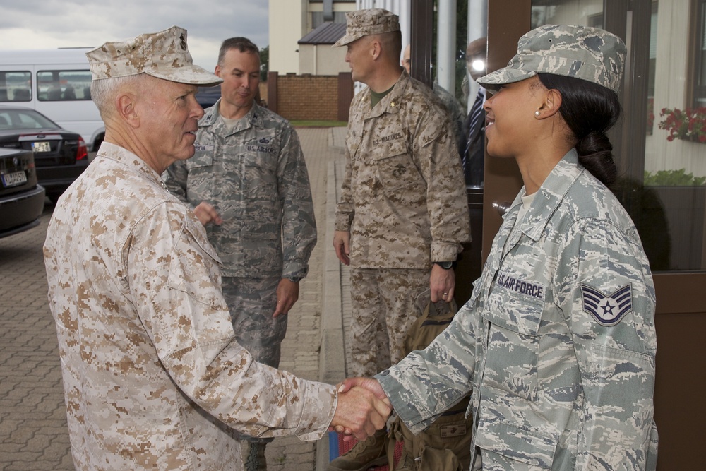 Gen. James F. Amos visits Landstuhl Regional Medical Center