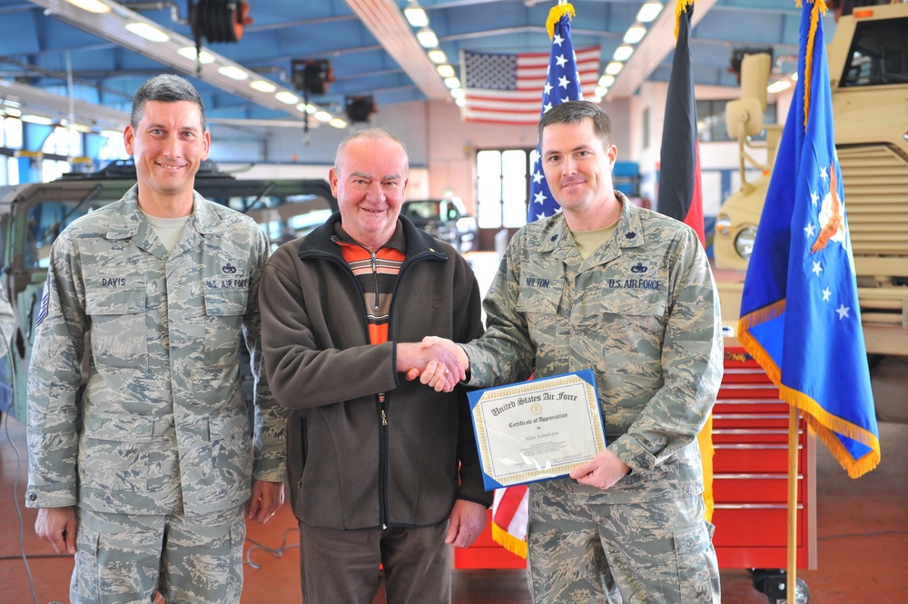 Schinhofer receives award from LRS commander and career field manager