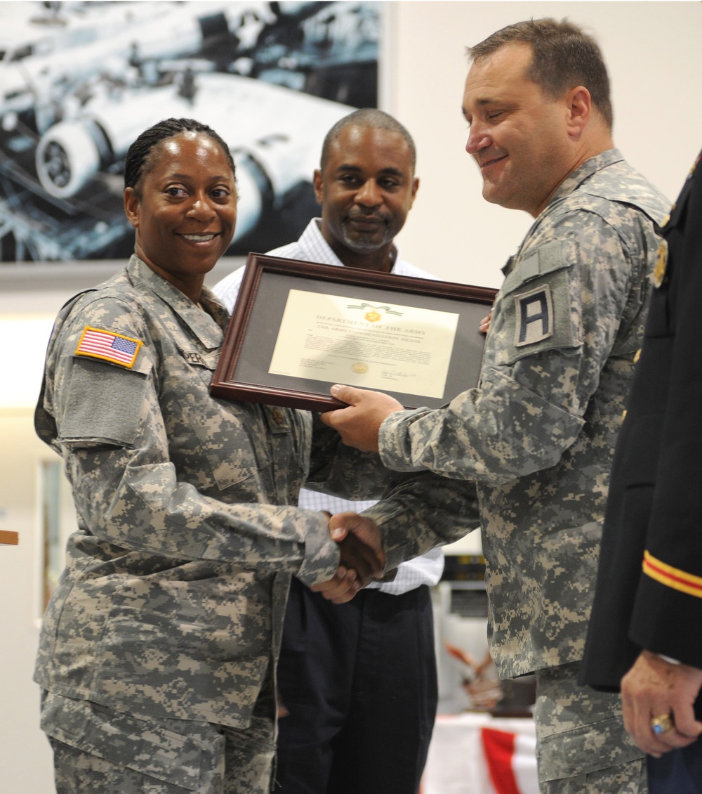 Soldier receives award at retirement ceremony