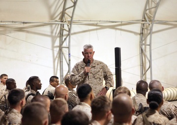Commanding general talks to SNCOs, NCOs
