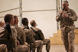Commanding general talks to SNCOs, NCOs