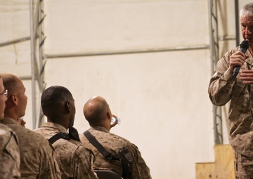 Commanding general talks to SNCOs, NCOs