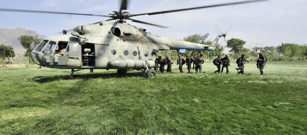 Afghan commandos take flight in Shinwar district