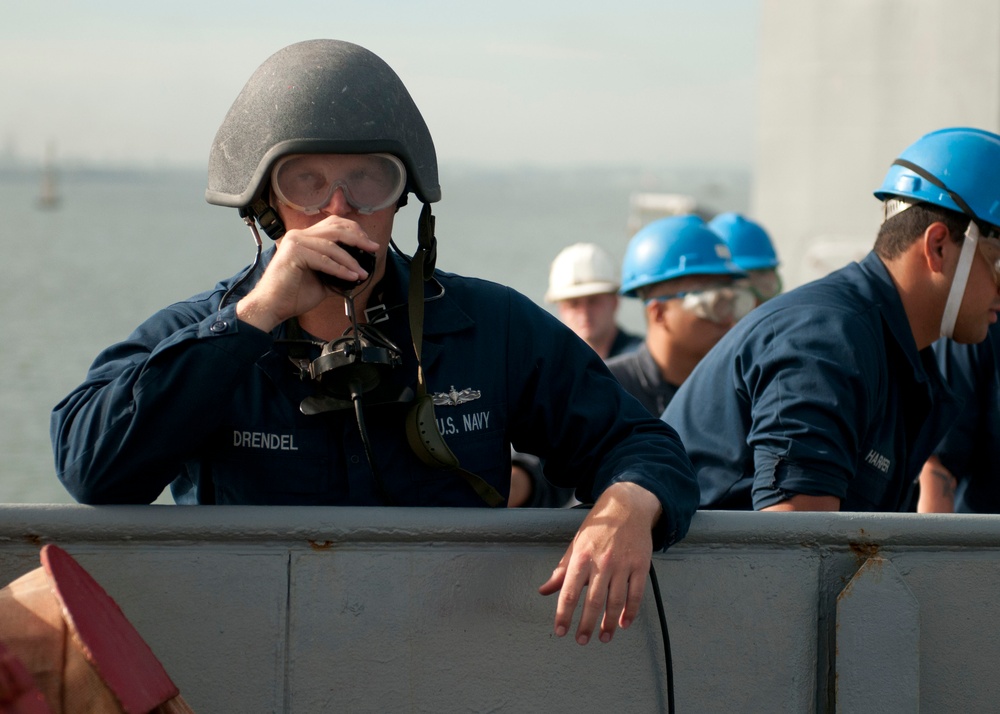 USS Underwood anchors in Cartagena