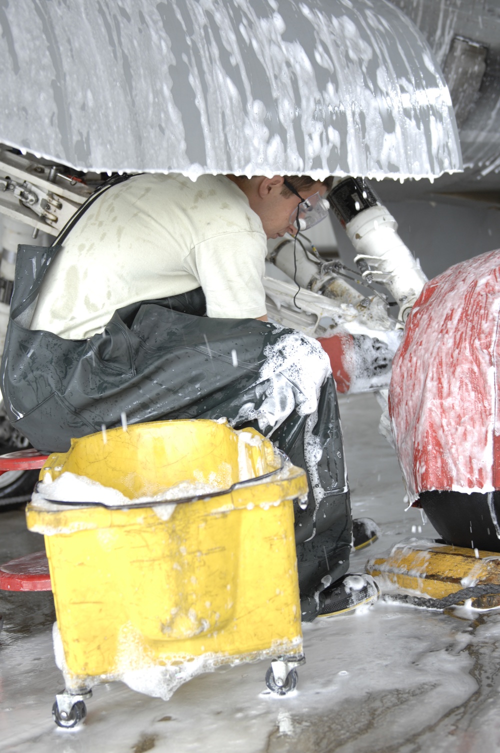 Wash-rack keeps F-16s clean