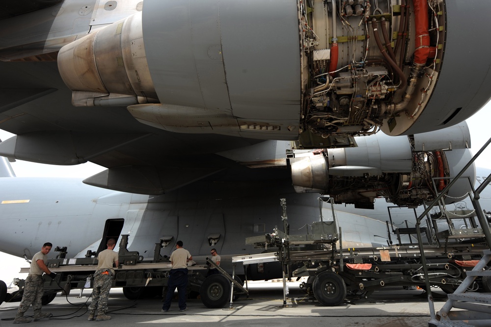 C-17 Globemaster III engine change