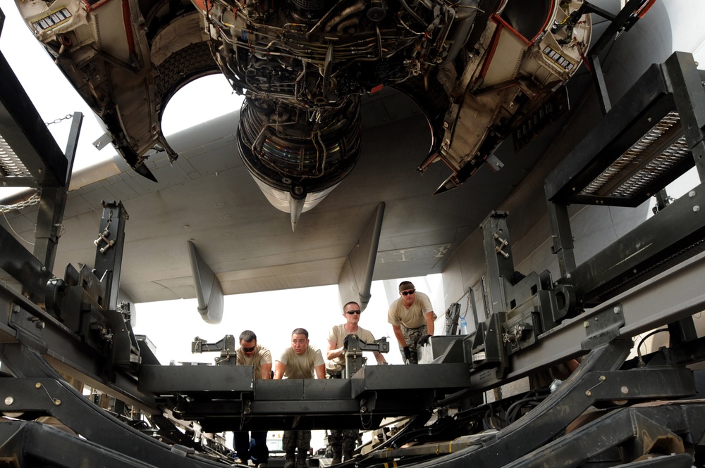 C-17 Globemaster III engine change
